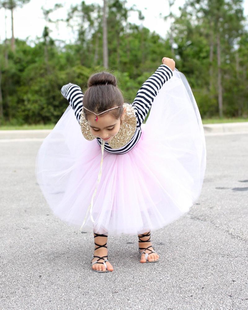Infant girl deals tulle skirt